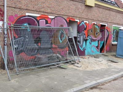 829900 Gezicht op de voorgevels, vol graffiti, van de panden Tomaatstraat 1-3 te Utrecht, die gesloopt worden.